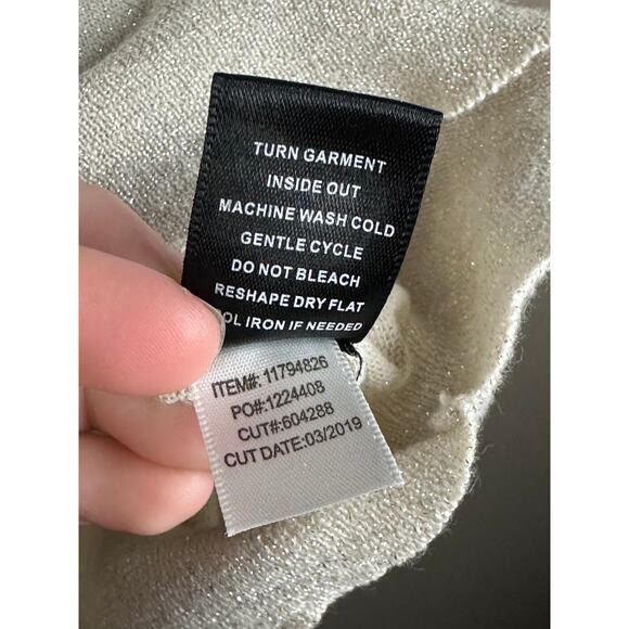 Torrid Short Dolman Sleeve Sparkly Cream/White Stripe V Neck Blouse Size 1X - Picture 4 of 6